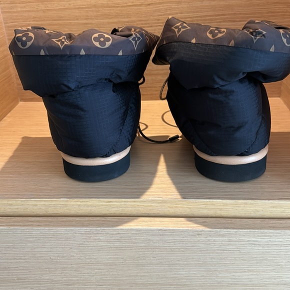 Louis Vuitton Pellow Comfort Ankle  Boots. - Picture 3 of 8